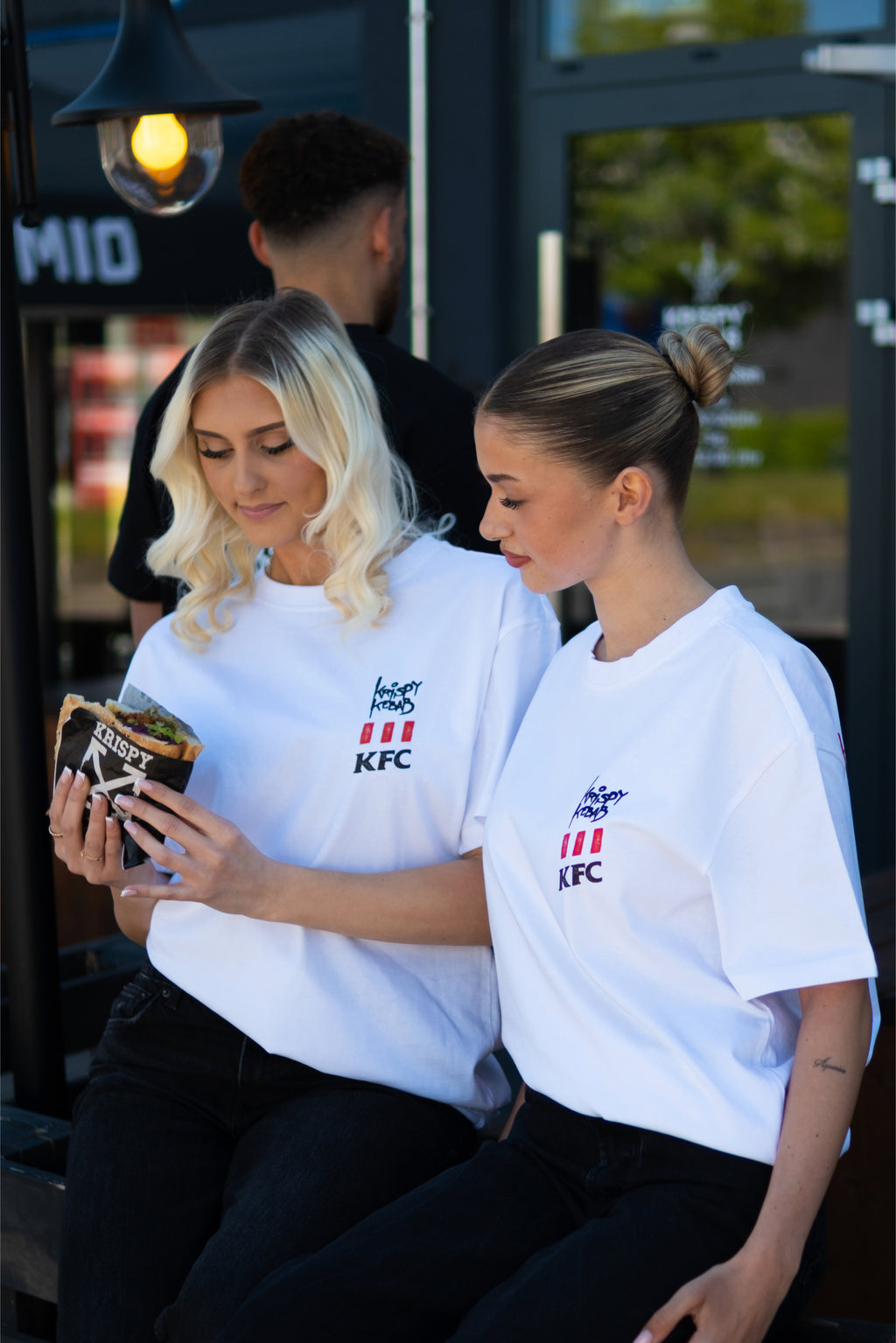 "KRISPY KEBAB X KFC" Oversized Shirt – White