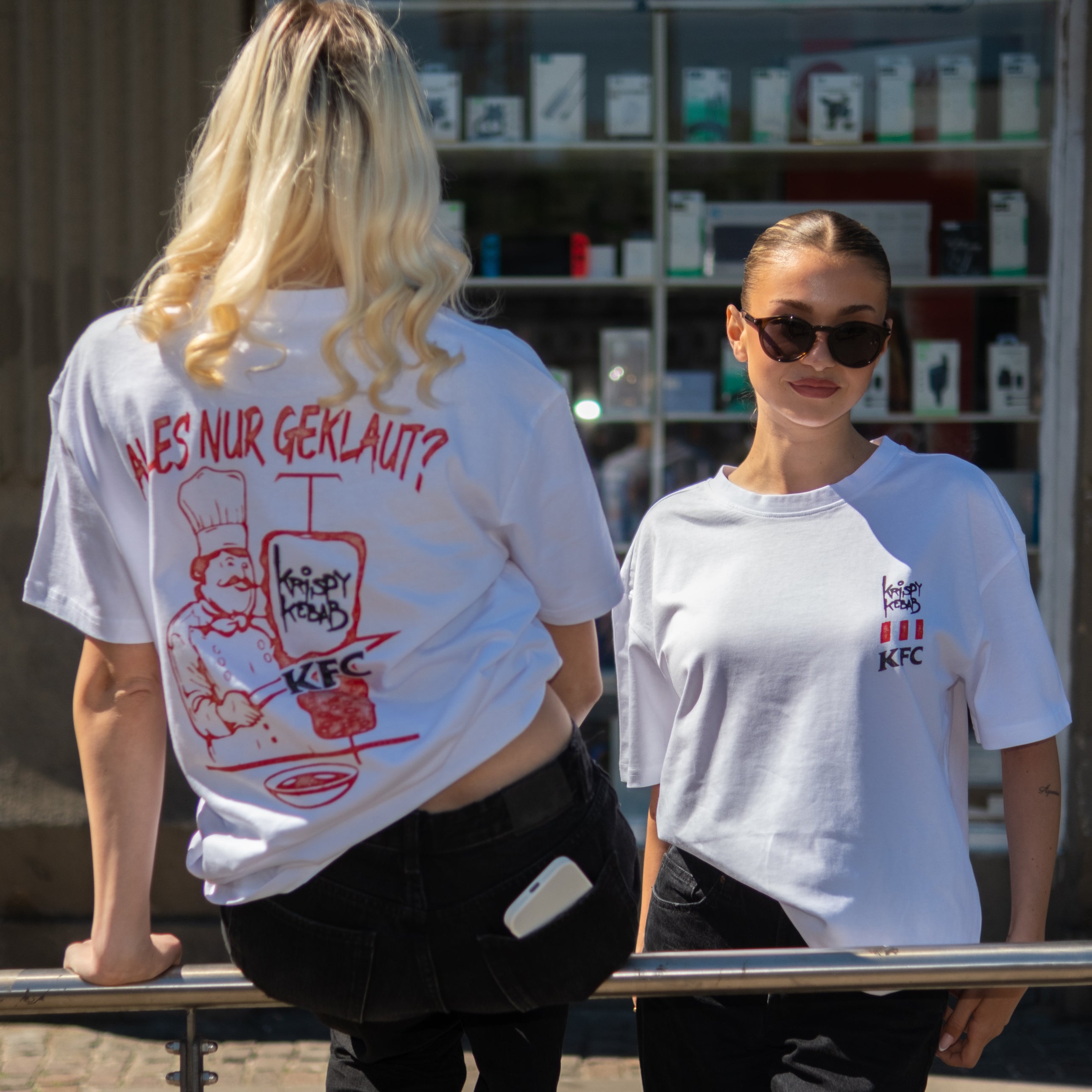 "KRISPY KEBAB X KFC" Oversized Shirt – White